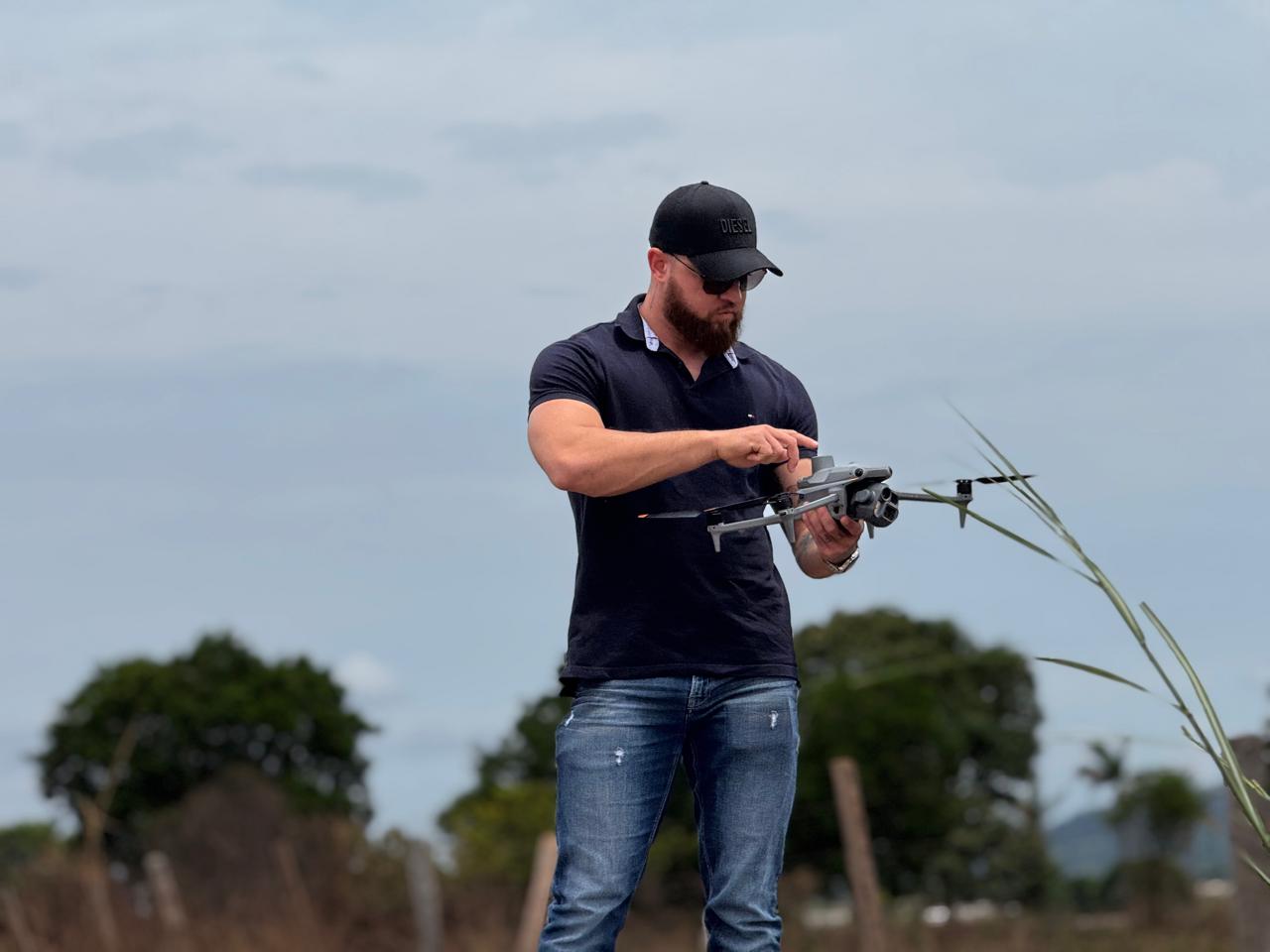 Pedro Amon preparando um drone para trabalho em campo